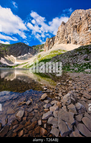 Italien, Umbrien, Sibillini, Lago di Pilato im Sommer Stockfoto