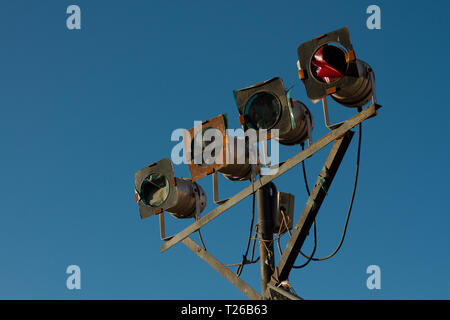 Die alte Halterung des Lichts Musik und Beleuchtung für die Disco gegen den blauen Himmel. Alte rote Lichter. Leichte Musik. Farbe Musik. Stockfoto