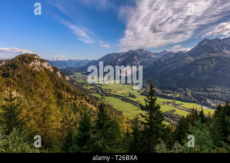 Blick vom Gipfel in Falkenstein in Bayern in Richtung Zugspitze Stockfoto