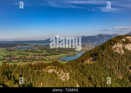 Blick vom Gipfel in Falkenstein in Bayern in Richtung Füssen und Forggensee Stockfoto