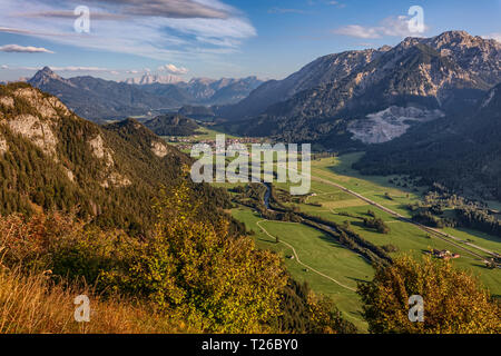 Blick vom Gipfel in Falkenstein in Bayern in Richtung Zugspitze Stockfoto