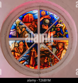 Alte runde Glasfenster in der Kirche zerstört, helle Farben Stockfoto