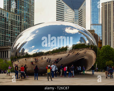 CHICAGO, Illinois - USA - Mai 11, 2015: Touristen in der Cloud Gate oder der Bean ist in Millennium Park, Chicago Stockfoto