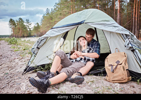 Paar Camping. Junge Leute im Zelt sitzen gerade die Ansicht Stockfoto