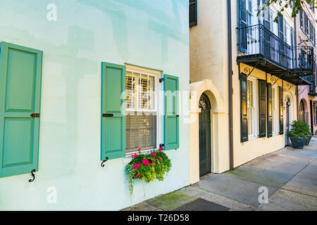 Charleston, SC - November 3, 2018: Bunte Häuser im Französischen Viertel von Charleston, South Carolina entlang der Straße Stockfoto