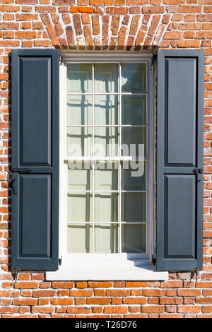 Außenfenster des kolonialen Gebäude mit schwarzen Fensterläden Stockfoto