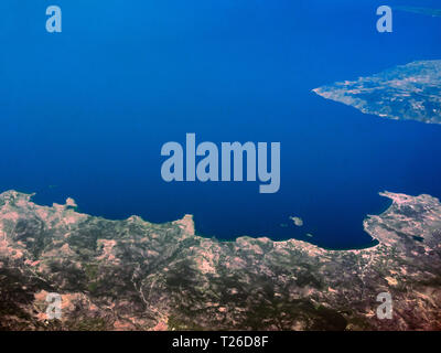 Luftaufnahme der Küsten Griechenlands Schuß von Flugzeug Stockfoto