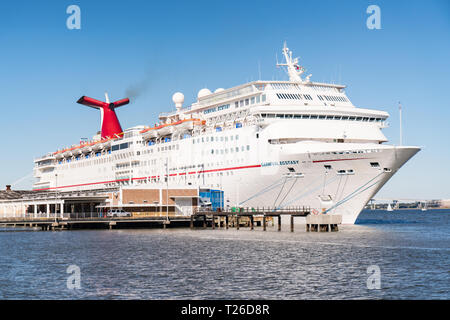 Charleston, SC - November 3, 2018: Carnival Cruise Ship Ekstase in Charleston, South Carolina angedockt Stockfoto