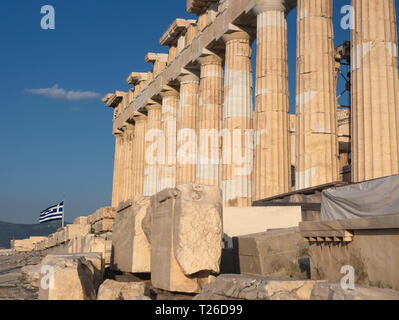 Säulen des Parthenon Tempel auf der Akropolis in Athen, Griechenland bei Sonnenuntergang gegen den blauen Himmel Stockfoto