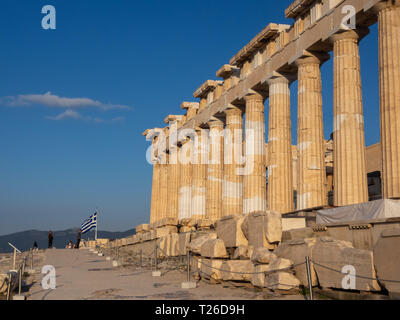 Säulen des Parthenon Tempel auf der Akropolis in Athen, Griechenland bei Sonnenuntergang gegen den blauen Himmel Stockfoto