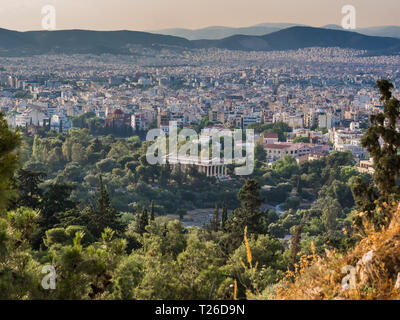 Blick von der Akropolis von Athen gegen Sonnenuntergang mit Tempel des Hephaistos in der Mitte Stockfoto