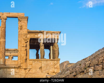 Halle des Poseidon Tempel, Teil des Erechtheion, heiligen Ölbaum, Mauern der Tempel der Athena Polias auf der Akropolis, Athen, Griechenland gegen den blauen Himmel Stockfoto