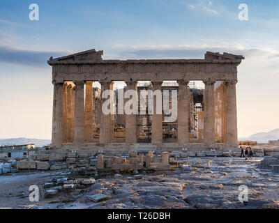 Frontalansicht des Parthenon auf der Akropolis, Athen, Griechenland gegen Sonnenuntergang Stockfoto