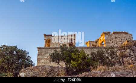 Ansicht von unten und seitlich von der Tempel der Athena Nike (Athena den Sieg) und Propyläen Eingangstor auf der Akropolis in Athen, Griechenland gegen den blauen Himmel Stockfoto