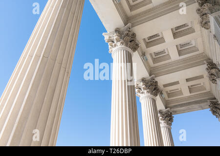 Top Detail aus Stein griechischen Revival Architectural Spalten Stockfoto