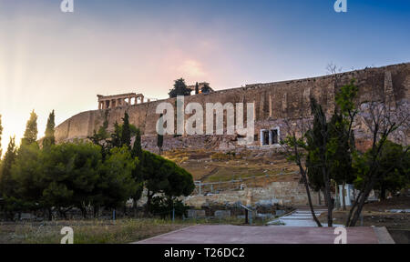 Blick auf die Akropolis Wände und Böschungen und Theater des Dionysos in Athen, Griechenland bei Sonnenuntergang Stockfoto