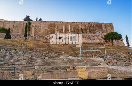 Blick auf die Akropolis Wände und Böschungen und Theater des Dionysos in Athen, Griechenland bei Sonnenuntergang Stockfoto