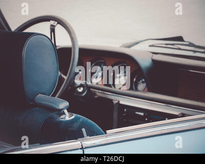 Schließen Sie herauf Bild eines klassischen Oldtimer auto Cockpit Stockfoto