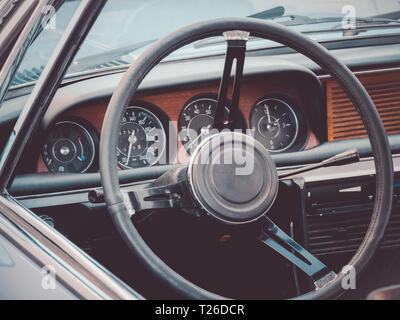 Schließen Sie herauf Bild eines klassischen Oldtimer auto Cockpit Stockfoto