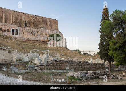 Blick auf die Akropolis Wände und Böschungen und Theater des Dionysos in Athen, Griechenland bei Sonnenuntergang Stockfoto