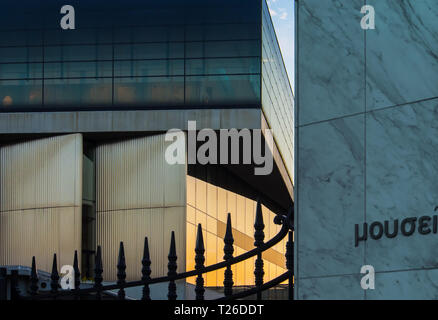 Fassade des Acropolis Museum mit Blick auf die Akropolis Forschung Zentrum spiegeln den Sonnenuntergang Stockfoto
