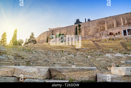 Blick auf die Akropolis Wände und Böschungen und Theater des Dionysos in Athen, Griechenland bei Sonnenuntergang Stockfoto