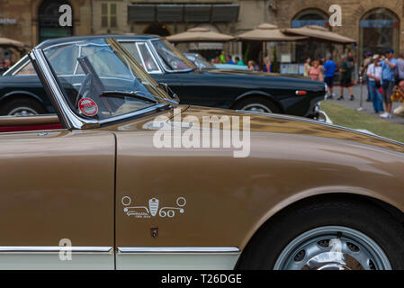 Alfa Romeo, ein Italienischer Luxus Car Company, Anzeige an Piazzo della Signoria, Florenz, Toskana, Italien. Stockfoto