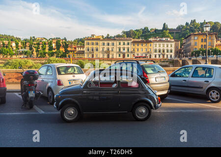 Classic FIAT an den Ufern des Flusses Arno in Florenz, Toskana, Italien geparkt. Stockfoto