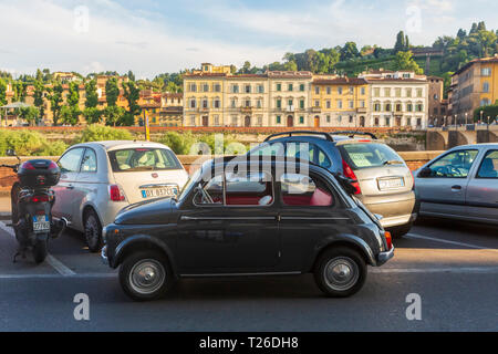 Classic FIAT an den Ufern des Flusses Arno in Florenz, Toskana, Italien geparkt. Stockfoto