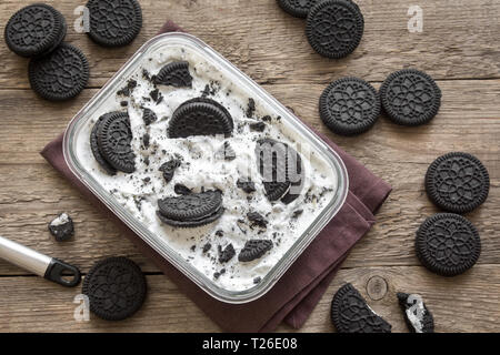 Eis mit Schokolade und Cream Sandwich Cookies. Cookies und Sahne hausgemachtes Eis Dessert auf Holz- Hintergrund. Stockfoto