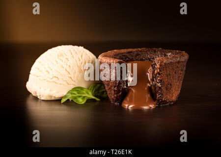 Schokoladen-Brownie mit Vanille-Eis Stockfoto