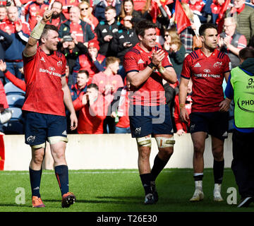 Von Munster Peter O'Mahony, Billy Holland und Conor Murray begrüßen ihre Fans nach dem europäischen Champions Cup Viertelfinale Spiel bei BT Stadion Murrayfield, Edinburgh. Stockfoto