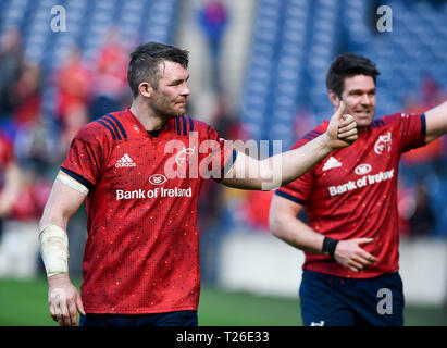 Die Munster Peter O'Mahony und Billy Holland applaudieren ihren Fans nach dem Viertelfinalspiel des European Champions Cup im BT Murrayfield Stadium, Edinburgh. Stockfoto