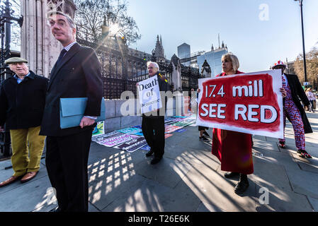 Der konservative Abgeordnete Jakob Rees-Mogg Ankunft im Palast von Westminster, London, Großbritannien. 29. März 2019, dem Datum, dass Brexit gewesen sein sollte. Demonstrant Stockfoto