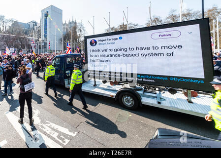 Pro-Europäische Union video Anzeige Fahrzeug anzeigen Twitter Zitat von Nigel Farage von Versicherungen gegründete Gesundheitspflege an Brexit Verrat März. Polizei Stockfoto