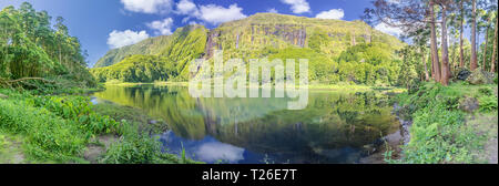 Panoramablick auf den Poco do Ribeira do Ferreiro auf der Azoren Insel Flores Stockfoto