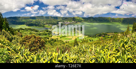 Gleitschirm über Aussichtspunkt Miradouro do Cerrado das Freiras oben Sete Cidades Sao Miguel, Azoren Stockfoto