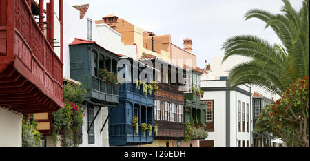 Santa Cruz de la Palma - hölzerne Balkone (La Palma, Kanarische Inseln), Panoramaaussicht Stockfoto