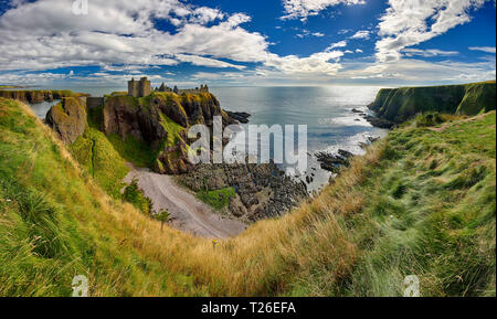 Mittelalterliche Festung Dunnottar Castle (Aberdeenshire, Schottland) - Panorama 02. Stockfoto