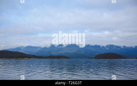 Doubtful Sound Cruise - Crossing Lake Manapouri vor dem eigentlichen Klänge, Fiordland National Park, South Island, Neuseeland Stockfoto