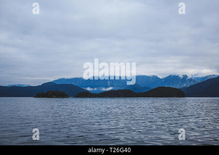 Doubtful Sound Cruise - Crossing Lake Manapouri vor dem eigentlichen Klänge, Fiordland National Park, South Island, Neuseeland Stockfoto