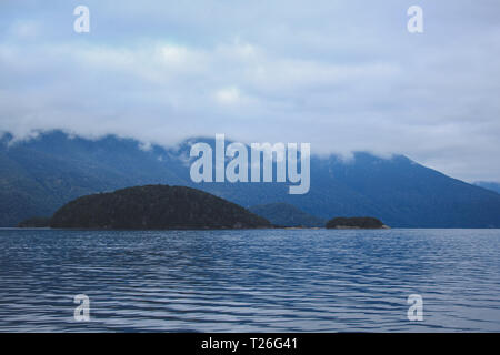 Doubtful Sound Cruise - Crossing Lake Manapouri vor dem eigentlichen Klänge, Fiordland National Park, South Island, Neuseeland Stockfoto