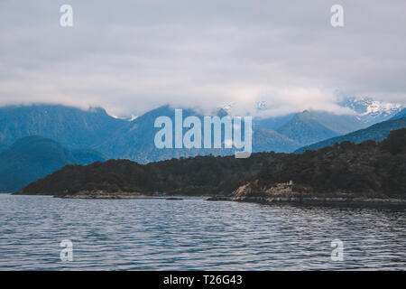 Doubtful Sound Cruise - Crossing Lake Manapouri vor dem eigentlichen Klänge, Fiordland National Park, South Island, Neuseeland Stockfoto