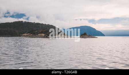 Doubtful Sound Cruise - Crossing Lake Manapouri vor dem eigentlichen Klänge, Fiordland National Park, South Island, Neuseeland Stockfoto