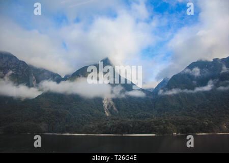 Doubtful Sound Cruise - Crossing Lake Manapouri vor dem eigentlichen Klänge, Fiordland National Park, South Island, Neuseeland Stockfoto