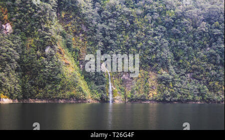 Doubtful Sound Cruise - Crossing Lake Manapouri vor dem eigentlichen Klänge, Fiordland National Park, South Island, Neuseeland Stockfoto