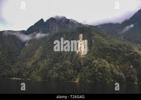 Doubtful Sound Cruise - Crossing Lake Manapouri vor dem eigentlichen Klänge, Fiordland National Park, South Island, Neuseeland Stockfoto