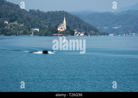 Wörthersee, Österreich - August 08, 2018: Blick auf den Wörthersee See mit Maria im Wert von Kirche, Kärnten, Österreich Stockfoto