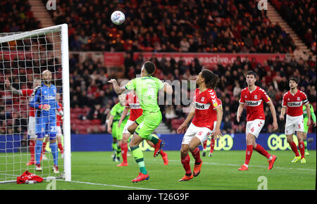 Norwich City Ben Godfrey (Mitte) in Aktion während der Sky Bet Championship Match im Riverside Stadium, Middlesbrough. Stockfoto