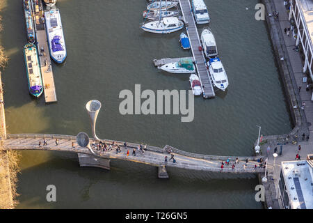 Pero's Bridge, eine Fußgängerbrücke, Harborside, Bristol UK. Benannt nach dem Sklaven Pero Jones. Brückenkonstruktion von Eilis O'Connell. Stockfoto